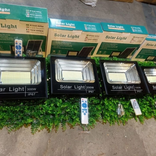  Đèn Pha Báo Pin 300W ánh sáng trắng siêu mạnh LP300