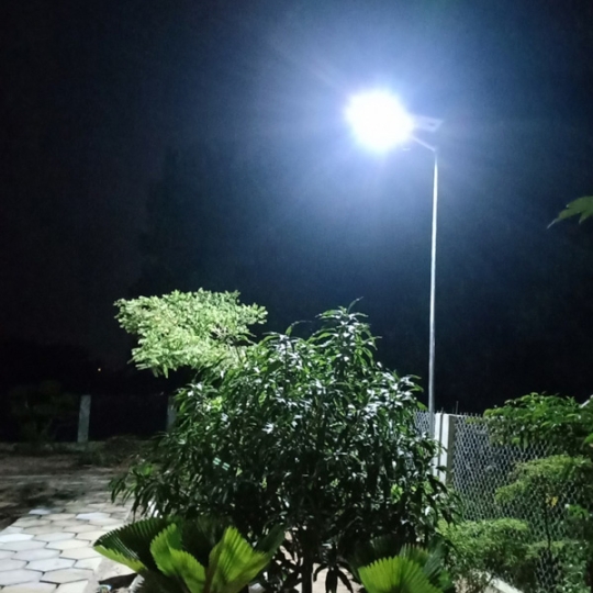 Đèn Công Trình Lớn 1500W  ánh sáng vàng năng lượng mặt trời CT1500SLV